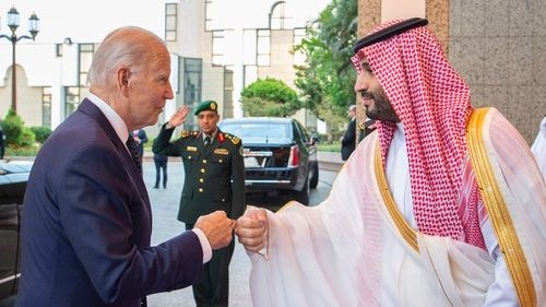 Biden obnovuje vztah s „vyvrhelem“. „Dali si pěst“ a probrali saúdskou ropu